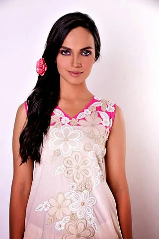 Aamina Sheikh Hot Sexy Bikini Wallpaper