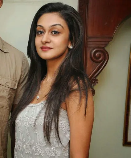 Aishwarya-Arjun-Hot-Bra-Stills