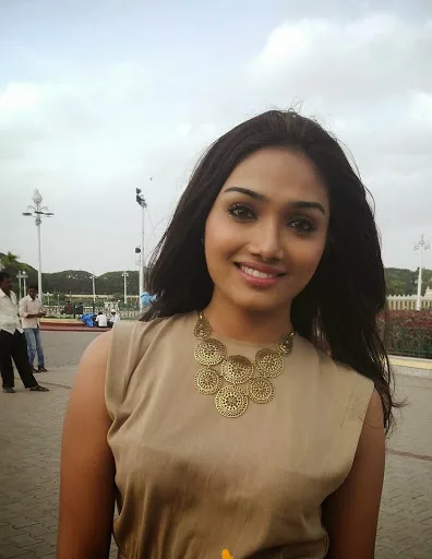 Aishwarya-Devan-Hot-Sexy-Bikini-Wallpaper