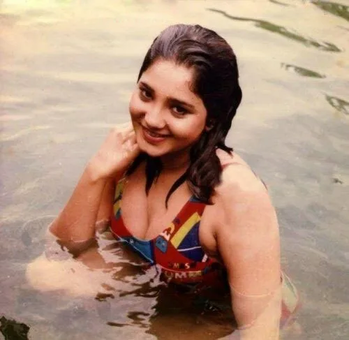 Aishwarya-Hot-Sexy-Bikini-Photos