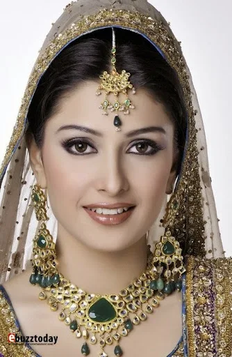 Aiza Khan Hot Sexy Bikini Image Gallery