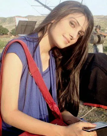 Aiza Khan Hot Sexy Bikini Pics