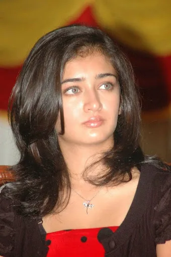 Akshara Haasan Hot Photo Gallery, Bikini Images, Bra Photos