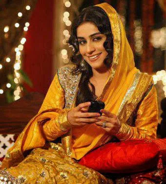 Alishba Yousuf Hot Sexy Bikini Wallpaper