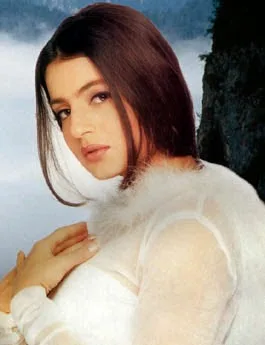 Ameesha-Patel-Hot-Bra-Images