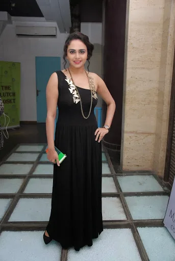 Amruta-Khanvilkar-Hot-Bikini-Photo-Gallery