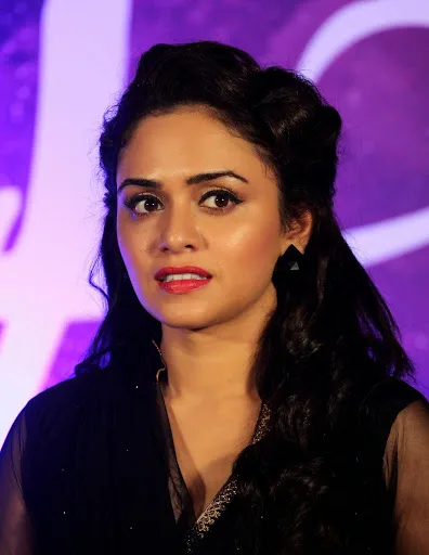 Amruta-Khanvilkar-Hot-Bikini-Pics