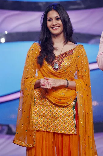 Amyra-Dastur-Hot-Bra-Wallpappers