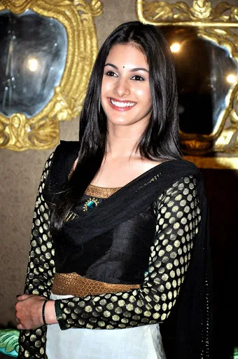 Amyra-Dastur-hot-Sexy-Bikini-Image-Gallery