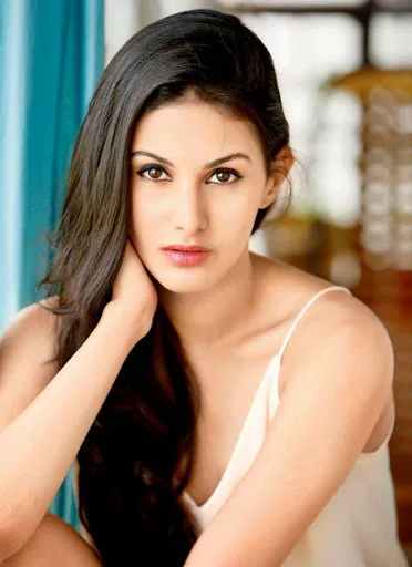 Amyra-Dastur-hot-Sexy-Bikini-Pic