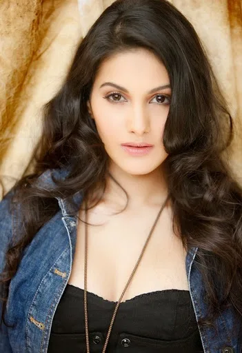 Amyra-Dastur-hot-Sexy-Bikini-Pics