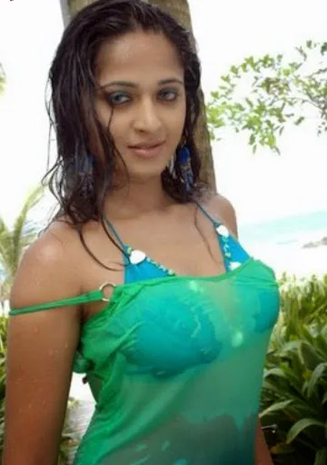 Anushka Shetty Hot Sexy Bikini Naval Photos