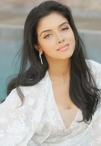 Asin-Thottumkal-Hot-Bikini-Photos