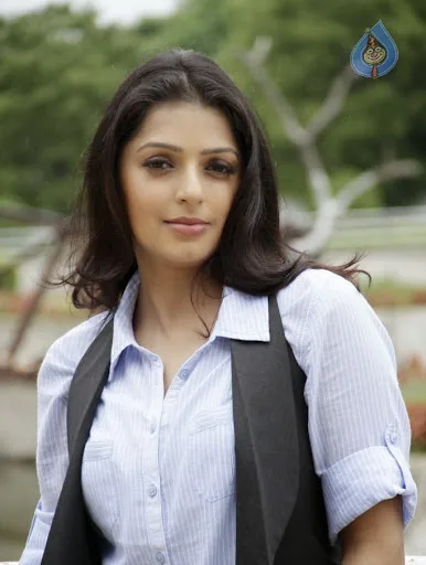 Bhoomika-Chawla-Hot-Bikini-Stills
