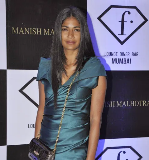 Carol-Gracias-Hot-Bikini-Stills