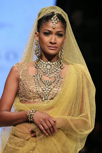 Carol-Gracias-Hot-Bikini-Pictures