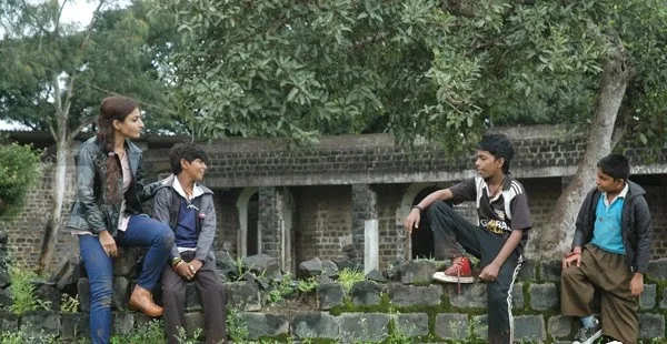 Chaarfutiya Chhokare Hindi Movie Image Gallery