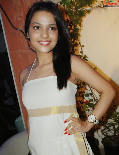 Chitrashi-Rawat-Hot-Bikini-Wallpaper