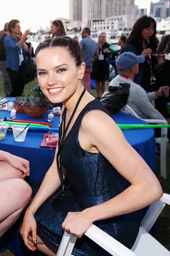 Daisy-Ridley-Hot-Bikini-Wallpapers