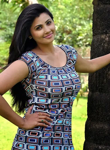 Daisy Shah Hot Bikini Stills