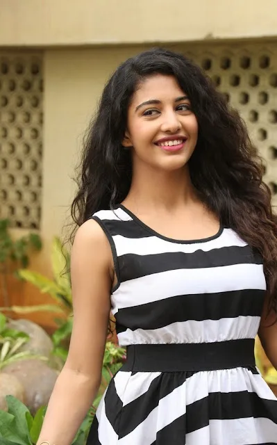 Daksha-Nagarkar-Hot-Bikini-Wallpapers