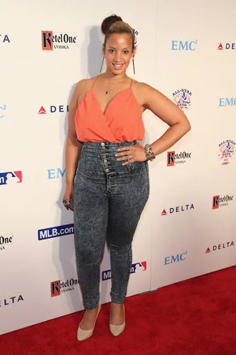 Dascha-Polanco-Hot-Bikini-Wallpaper