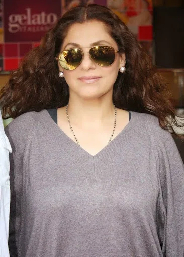 Dimple Kapadia Hot Sexy Bikini Wallpapers