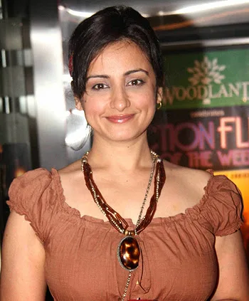 Divya-Dutta-Hot-Sexy-Bikini-Wallpapers