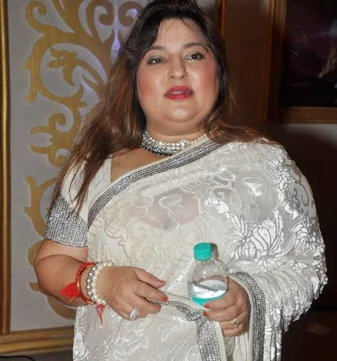 Dolly Bindra Hot Sexy Bikini Photo Gallery, Naval Photos, Stills