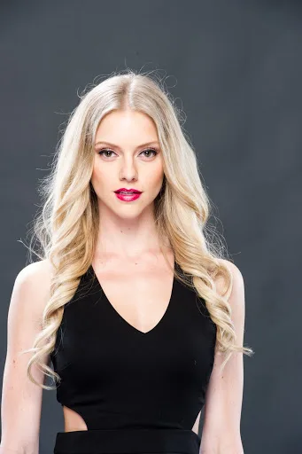 Elle-Evans-Hot-Bikini-Image-Gallery