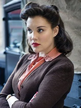 Emerald-Fennell-Hot-Bikini-Photo-Gallery