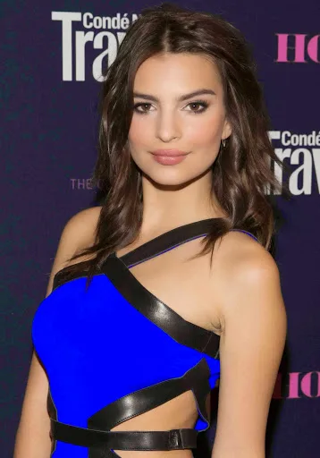Emily-Ratajkowski-Hot-Bikini-Stills