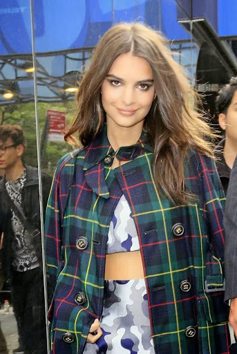 Emily-Ratajkowski-Hot-Bikini-Wallpaper