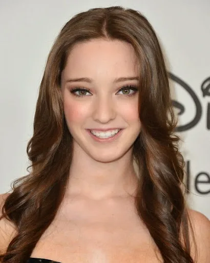 Emma Dumont Hot Sexy Bikini Images, Photos, Pics, Stills