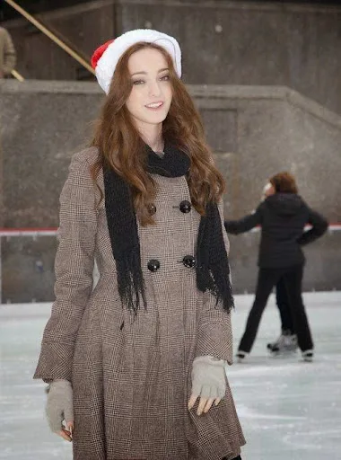 Emma Dumont Hot Sexy Bikini Still
