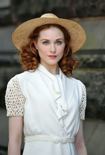 Evan Rachel Wood Hot Bra Pictures
