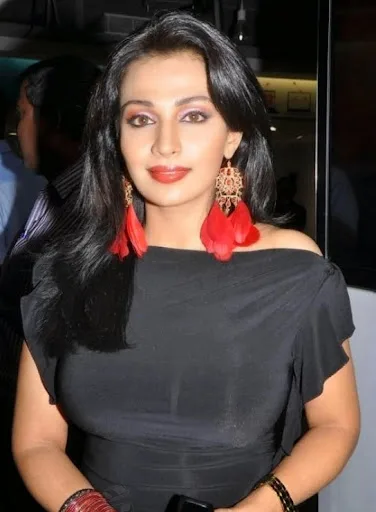 Fllora Saini Hot Bra Images