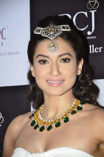 Gauhar-Khan-Hot-Bikini-Photos
