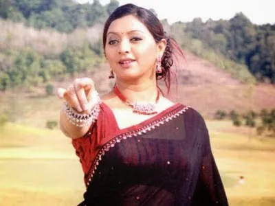 Gayatri-Jayaraman-Hot-Bikini-Wallpaper