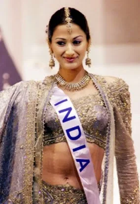 Gayatri-Joshi-Hot-Bikini-Wallpapers