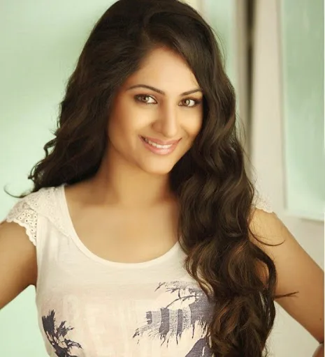 Gowri-Munjal-Hot-Bikini-Pics