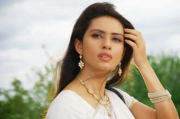 Gowri-Pandit-Hot-Bikini-Images
