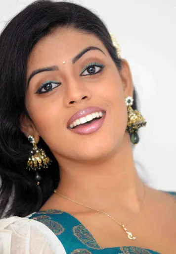 Iniya-Hot-Bikini-Photo