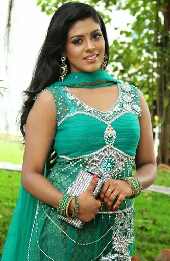 Iniya-Hot-Bikini-Photos
