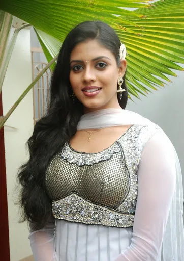 Iniya-Hot-Bikini-Pics