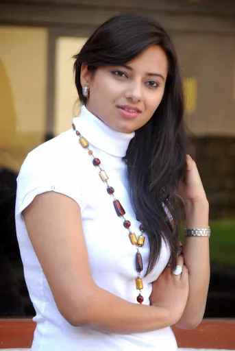 Isha-Chawla-Hot-Bra-Images