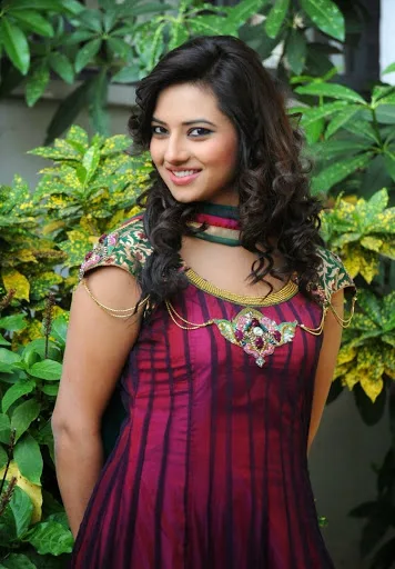 Isha-Chawla-Hot-Bikini-Image-Gallery