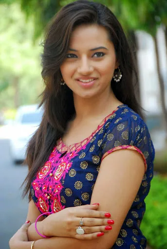 Isha-Chawla-Hot-Bikini-Photo