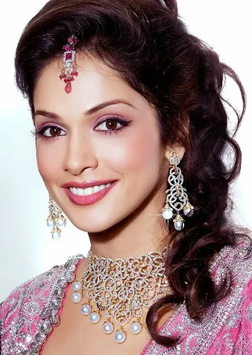 Isha-Koppikar-Hot-Bikini-Still
