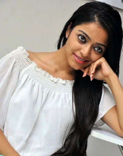 Janani-Iyer-Hot-Bikini-Pic